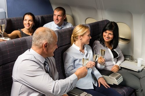 左党にとっては、飛行機内でお酒を飲むのも旅の楽しみの一つ。一般に、飛行機での飲酒というと「酔いが早いから気を付けよう」と言われるくらいだが、実はもっと怖いことが…（&copy;Jean-Marie Guyon -123rf）
