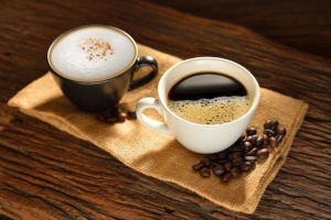 コーヒーはメンタル面にいい影響を及ぼすという研究結果が出ている。さらにシミの抑制効果も期待できるという。今回は「コーヒーと健康」の最新研究事情と、コーヒー摂取で気をつけるべきことを聞いた（&copy;Somsak Sudthangtum -123rf）