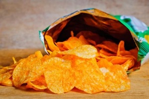 スナック菓子に含まれる食用油や砂糖の味が病みつきにさせるのか?(©Christian Draghici-123RF)