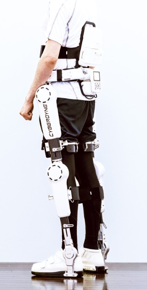 ロボットスーツ「HAL（ハル）」。体を動かすときに脳から筋肉に神経を通して送られる信号に反応し、歩行や関節をアシストする。写真提供=大和ハウス工業