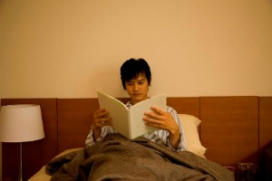 ベッドを読書の場所にすることは不眠症への第一歩。（©PaylessImages-123RF）
