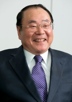 1946年秋田県生まれ。山形大学を卒業後、70年に伊藤忠商事に入社。畜産部長や関連会社プリマハム取締役を経て、99年に食料部門長補佐兼CVS事業部長に。2000年5月にファミリーマートに移り、2002年に代表取締役社長に就任。2013年に代表取締役会長となり、ユニーグループとの経営統合を主導。2016年9月、新しく設立したユニー・ファミリーマートホールディングスの代表取締役社長に就任。2017年3月から同社取締役相談役。同年5月に取締役を退任。趣味は麻雀、料理、釣り、ゴルフ、読書など。料理の腕前はプロ顔負け。(写真：的野弘路）