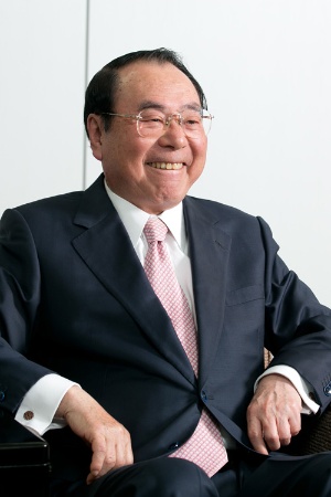 1946年秋田県生まれ。山形大学を卒業後、70年に伊藤忠商事に入社。畜産部長や関連会社プリマハム取締役を経て、99年に食料部門長補佐兼CVS事業部長に。2000年5月にファミリーマートに移り、2002年に代表取締役社長に就任。2013年に代表取締役会長となり、ユニーグループとの経営統合を主導。2016年9月、新しく設立したユニー・ファミリーマートホールディングスの代表取締役社長に就任。2017年3月から同社取締役相談役。趣味は麻雀、料理、釣り、ゴルフ、読書など。料理の腕前はプロ顔負け。(写真：的野弘路）
