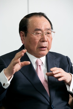 1946年秋田県生まれ。山形大学を卒業後、70年に伊藤忠商事に入社。畜産部長や関連会社プリマハム取締役を経て、99年に食料部門長補佐兼CVS事業部長に。2000年5月にファミリーマートに移り、2002年に代表取締役社長に就任。2013年に代表取締役会長となり、ユニーグループとの経営統合を主導。2016年9月、新しく設立したユニー・ファミリーマートホールディングスの代表取締役社長に就任。2017年3月から同社取締役相談役。同年5月に取締役を退任。趣味は麻雀、料理、釣り、ゴルフ、読書など。料理の腕前はプロ顔負け。(写真:的野弘路)