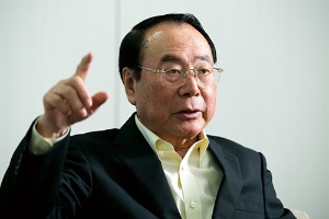1946年秋田県生まれ。山形大学を卒業後、70年に伊藤忠商事に入社。畜産部長や関連会社プリマハム取締役を経て、99年に食料部門長補佐兼CVS事業部長に。2000年5月にファミリーマートに移り、2002年に代表取締役社長に就任。2013年に代表取締役会長となり、ユニーグループとの経営統合を主導。2016年9月、新しく設立したユニー・ファミリーマートホールディングスの代表取締役社長に就任。2017年3月から同社取締役相談役。同年5月に取締役を退任。趣味は麻雀、料理、釣り、ゴルフ、読書など。料理の腕前はプロ顔負け。(写真:的野弘路)
