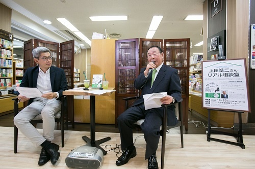 大盛況だった上田さんの「リアル相談室」。左は日経ビジネス編集の大竹（写真：的野弘路）
