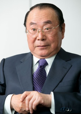 <span class="fontBold">1946年秋田県生まれ。山形大学を卒業後、70年に伊藤忠商事に入社。畜産部長や関連会社プリマハム取締役を経て、99年に食料部門長補佐兼CVS事業部長に。2000年5月にファミリーマートに移り、2002年に代表取締役社長に就任。2013年に代表取締役会長となり、ユニーグループとの経営統合を主導。2016年9月、新しく設立したユニー・ファミリーマートホールディングスの代表取締役社長に就任。2017年3月から同社取締役相談役。同年5月に取締役を退任。趣味は麻雀、料理、釣り、ゴルフ、読書など。料理の腕前はプロ顔負け。</span>(写真:的野弘路)