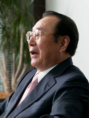 1946年秋田県生まれ。山形大学を卒業後、70年に伊藤忠商事に入社。畜産部長や関連会社プリマハム取締役を経て、99年に食料部門長補佐兼CVS事業部長に。2000年5月にファミリーマートに移り、2002年に代表取締役社長に就任。2013年に代表取締役会長となり、ユニーグループとの経営統合を主導。2016年9月、新しく設立したユニー・ファミリーマートホールディングスの代表取締役社長に就任。2017年3月から同社取締役相談役。同年5月に取締役を退任。趣味は麻雀、料理、釣り、ゴルフ、読書など。料理の腕前はプロ顔負け。(写真:的野弘路)