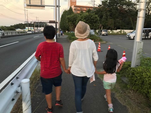 妻と子ども2人が仲良く手をつないで歩いている姿を、後ろから写真で撮るのが好きだという