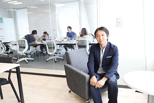 伊佐山 元(いさやま・げん)WiL共同創業者CEO(最高経営責任者)。1973年東京都生まれ。1997年東京大学法学部卒業後、日本興業銀行(当時)に入行。2001年米スタンフォード大学大学院に留学。MBA(経営学修士号)取得後、2003年に退行。同年から米大手ベンチャーキャピタルDCMの本社パートナーとして勤務。2013年日米のベンチャー企業の発掘・育成を手がけるWiLを創業。取材時は45歳。米パロアルト在住。専業主婦の妻と、19歳の長女、15歳の長男、14歳の次男、9歳の三男の6人家族(取材日/2018年7月、インタビュー撮影/鈴木愛子、ほかも同じ)