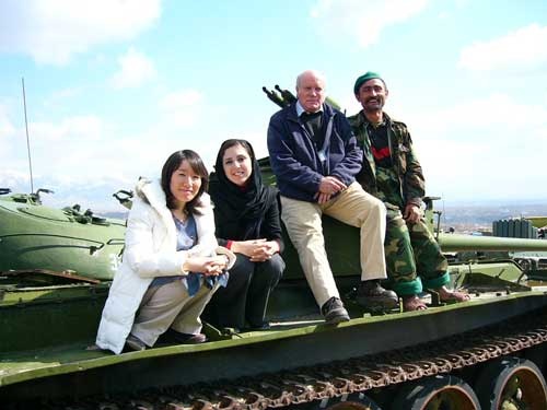アフガニスタンで武装解除を行った際、回収した戦車の上で国連職員、現地兵士と