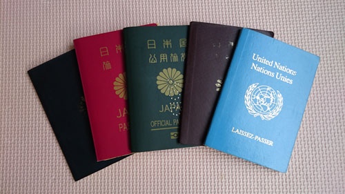 これまでに仕事で使用した5種類のパスポート。右から国連旅券、外交旅券、公用旅券、一般旅券(10年用)、一般旅券(5年用)