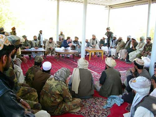 アフガニスタンでの武装解除に伴う、民兵組織との交渉風景。交渉内容によって、司令官と単独でするか、他の部下の面前でするかが変わることもある。
