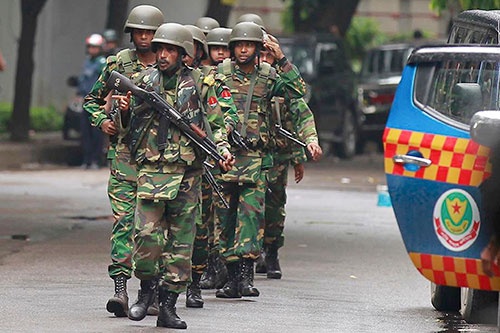 バングラデシュのダッカで7月1日、武装集団がレストランを襲撃（写真：AP/アフロ）
