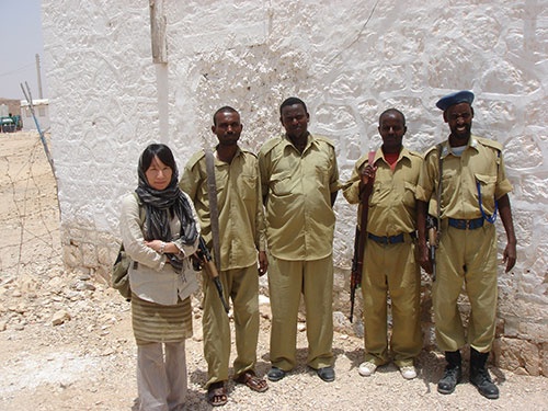 ソマリアで活動した時には、筆者１人を護衛するのに4人の武装警官が付いたことがある。護衛がいることが逆にリスクになる場合もあるので、的確な判断が必要だ
