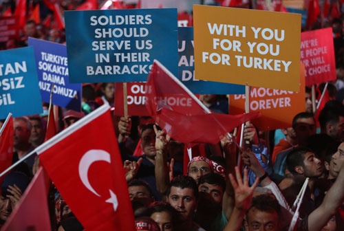 クーデターに反対するトルコの市民(写真:AP/アフロ)