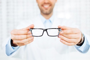 メガネ店での視力検査では、近視のメガネが過矯正になるケースが多いので要注意だ。（©baranq-123RF）