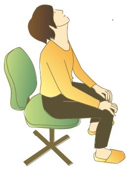 背筋を伸ばして首をストンと落とし、あごと鎖骨を近づけていく（上）。首を痛めるといけないので、ゆっくり正面を向く。そのまま頭を後ろに下げていき、天井のなるべく後ろの方を見る（下）。