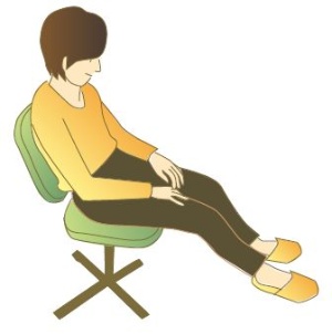 腰を痛めるといけないので、背もたれに寄りかかれるように深く腰をかける。ひざをくっつけて脚を伸ばし、つま先を手前（身体の方）に向けて5秒キープ（上）。すべての糸が切れたようにストンと力を抜き、20秒ほど静止する（下）。