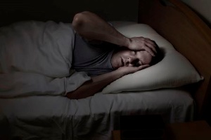 睡眠の途中で目が覚める早朝覚醒を起こす人は年をとるほど増える。(c)Tom Baker-123RF