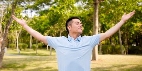 大きく息を吸おうとして胸をそらす、一般的な深呼吸が快眠の妨げになることも!?(c)imtmphoto-123RF